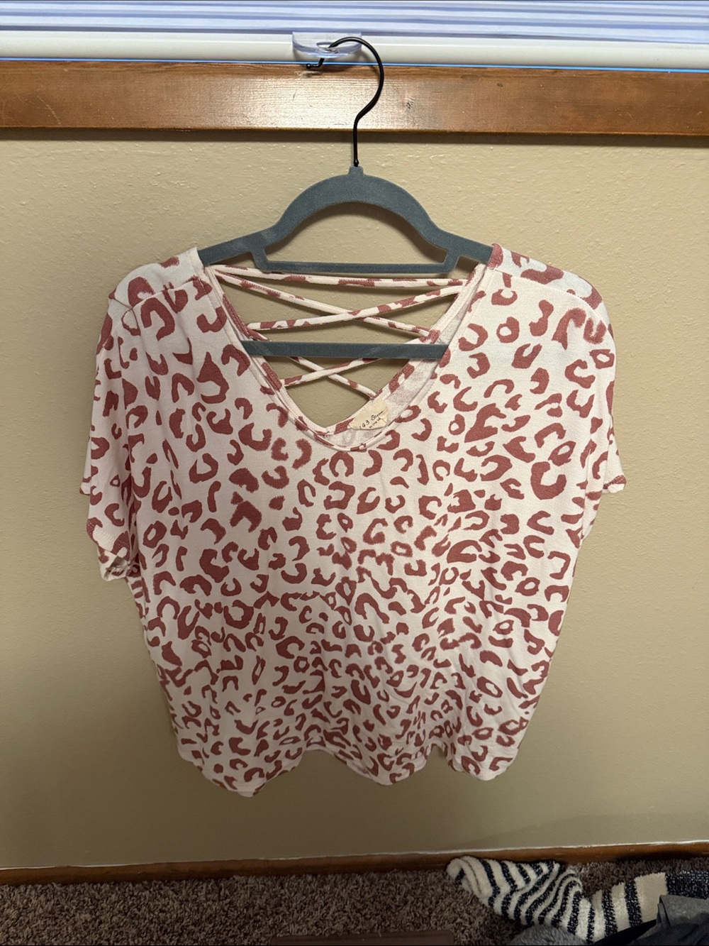 1.4.3. Story by Line Up Cream & Dusty Rose Leopard Crisscross Short Sleeve Tee